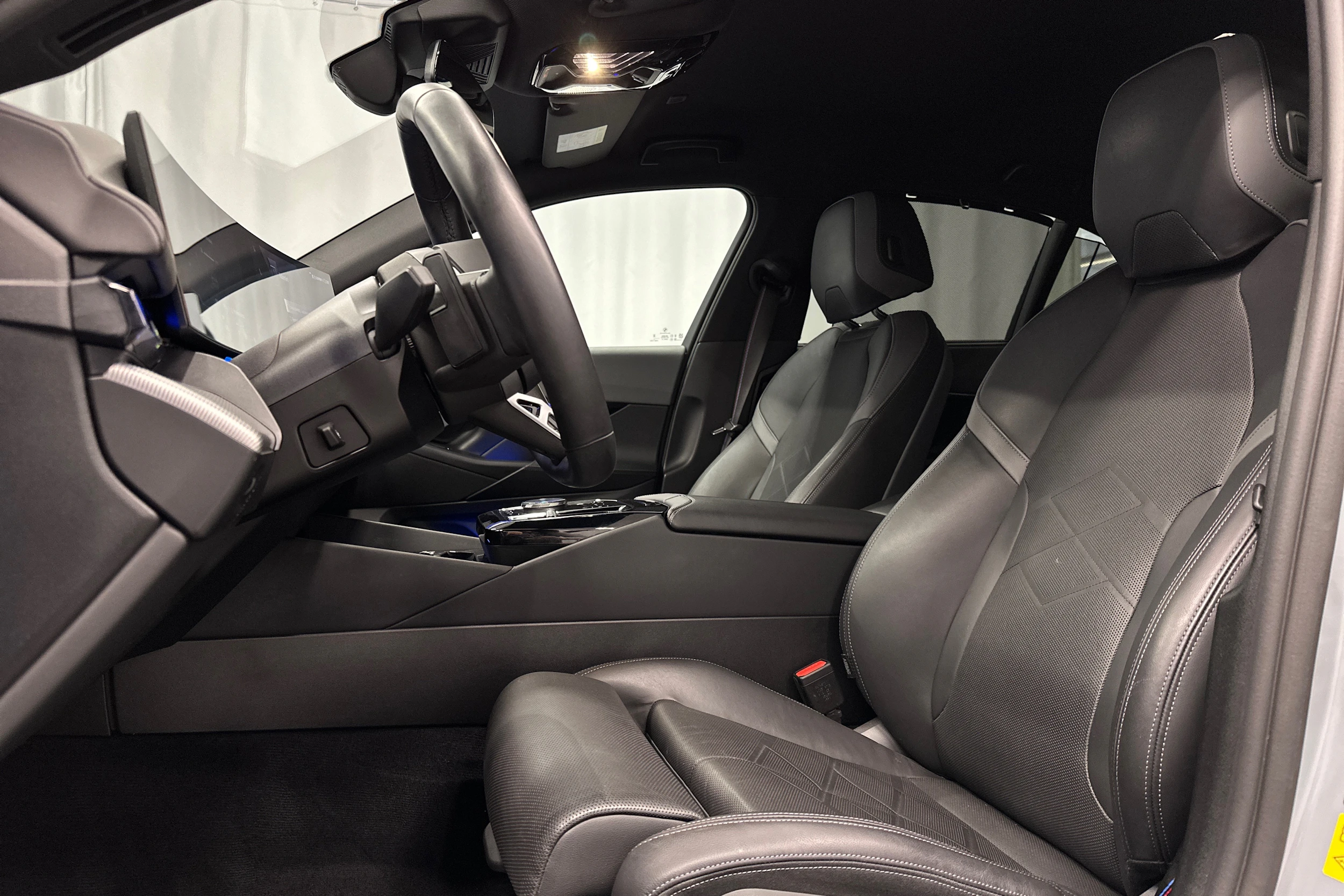 harmaa BMW i5 2025 kuva 28.
