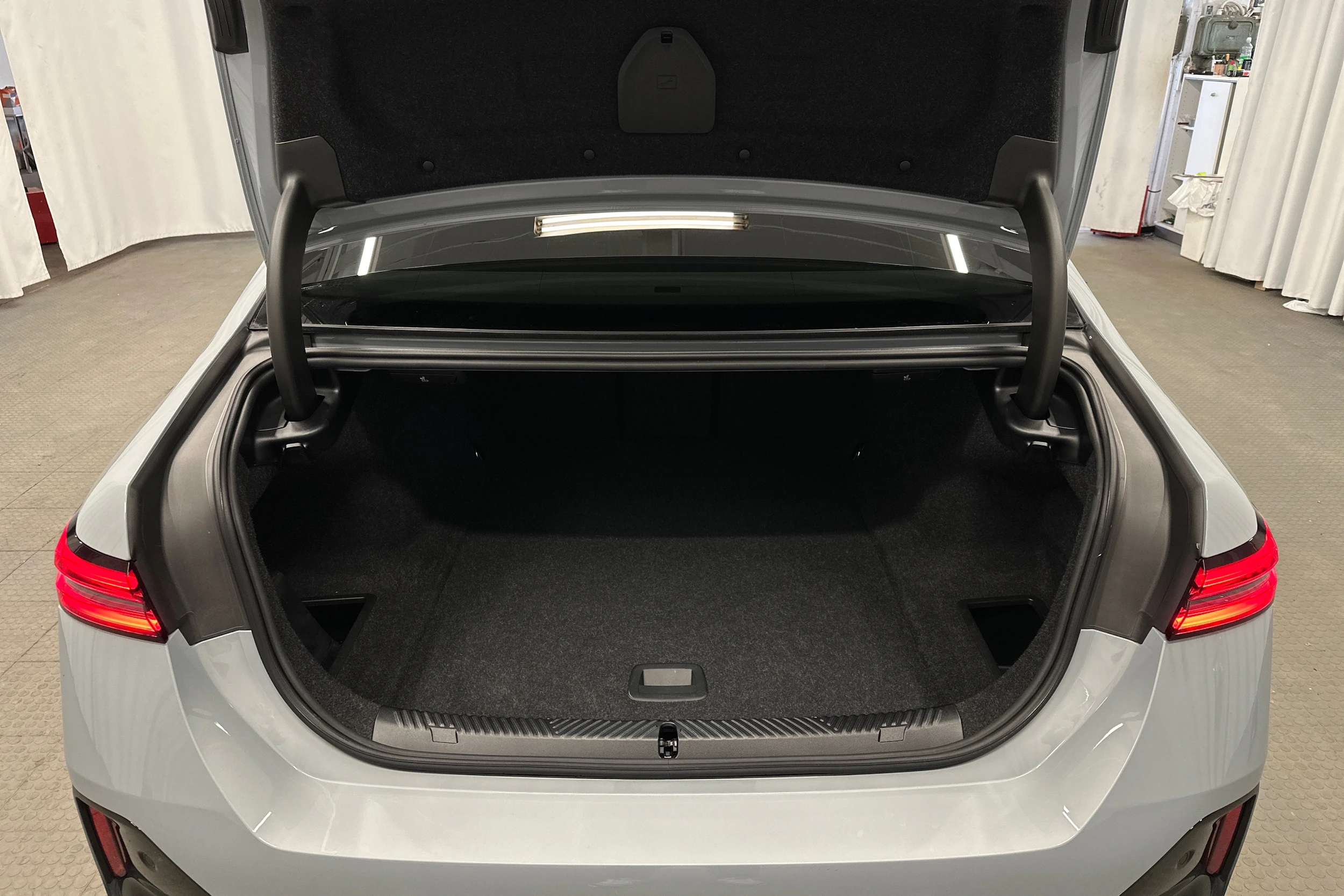 harmaa BMW i5 2025 kuva 31.