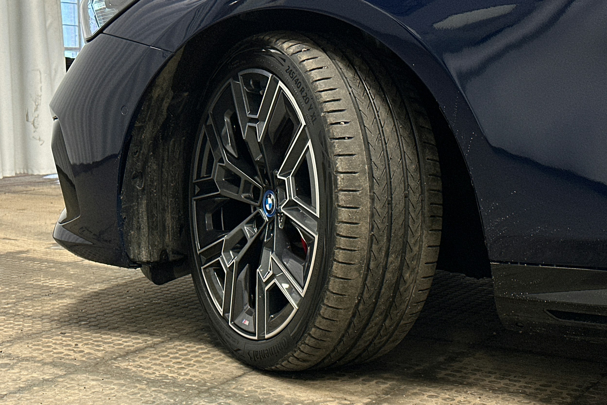 met. sininen BMW i5 M60 2025 kuva 13.