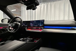 met. sininen BMW i5 M60 2025 kuva 21.