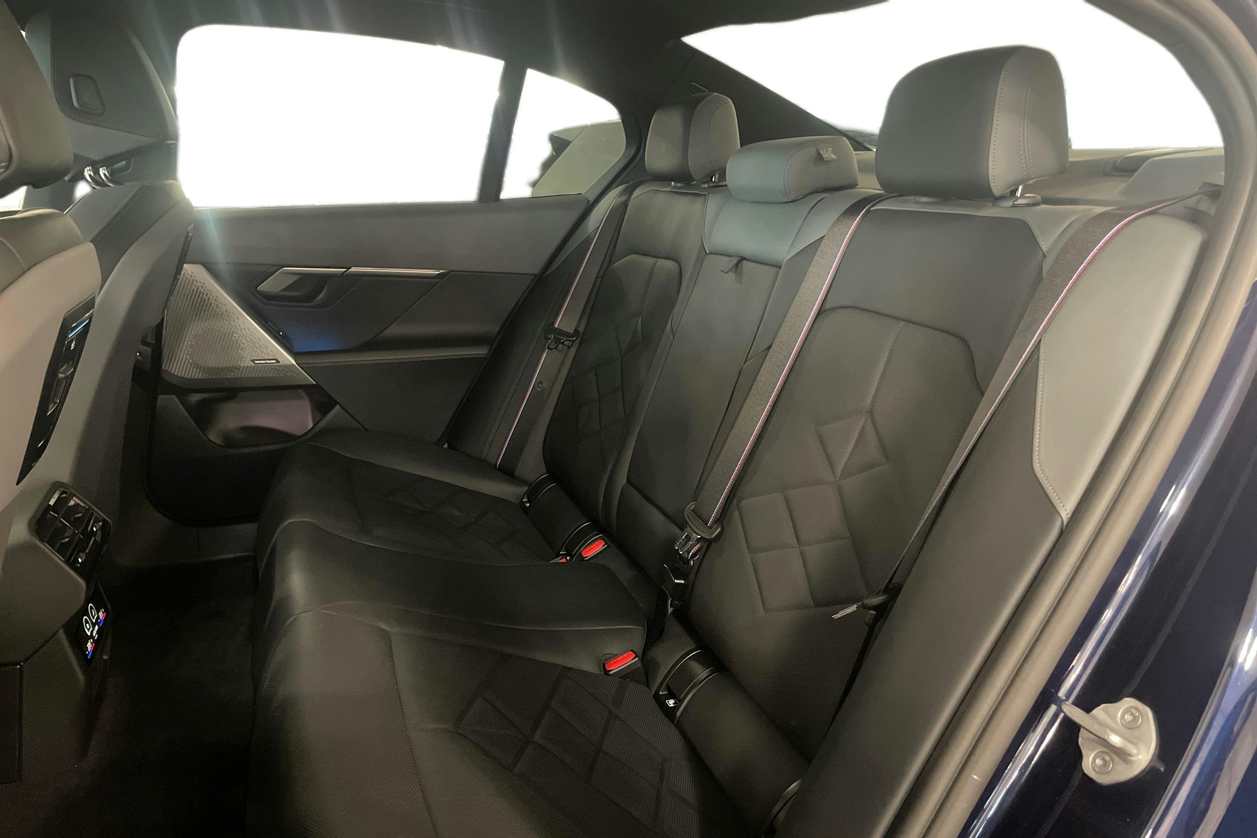 Violetti BMW i5 M60 xDrive 2025 kuva 11.