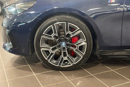 Violetti BMW i5 M60 xDrive 2025 kuva 14.
