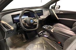 musta BMW iX 2020 kuva 3.