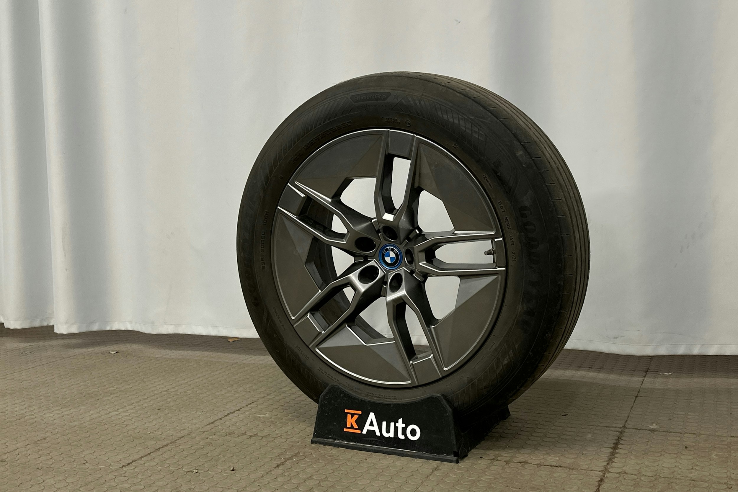 harmaa BMW iX 2021 kuva 13.