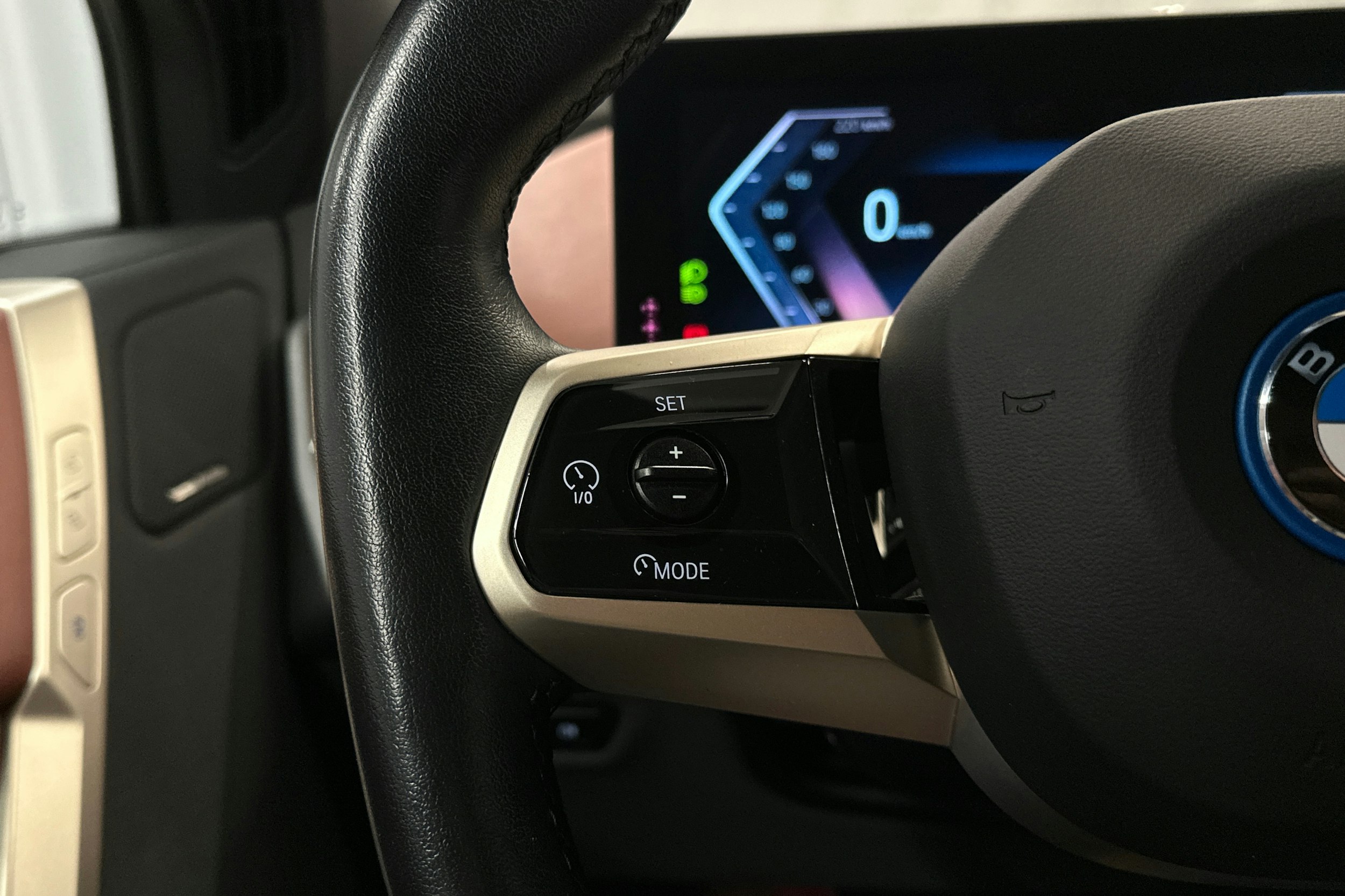 harmaa BMW iX 2021 kuva 14.