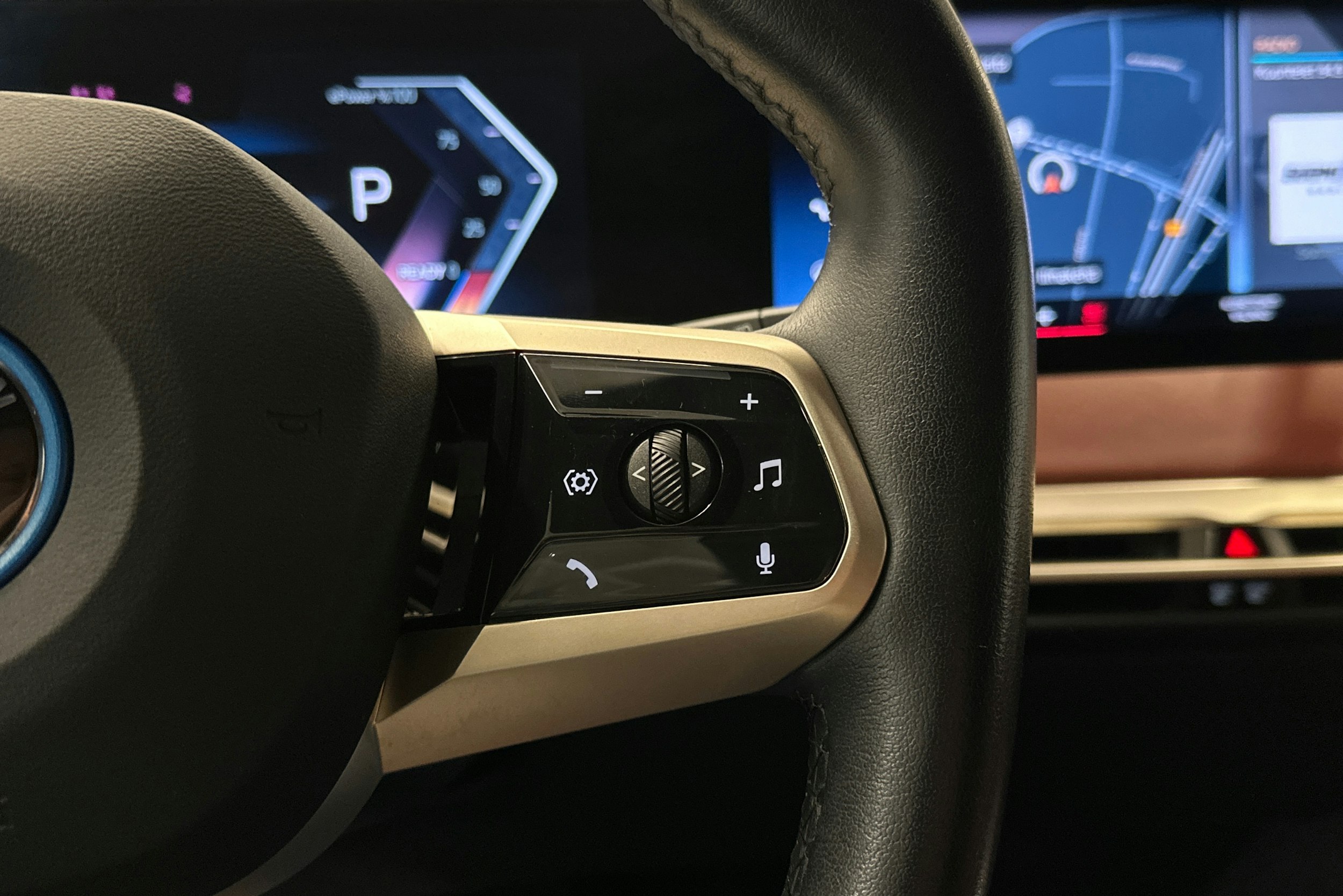 harmaa BMW iX 2021 kuva 15.