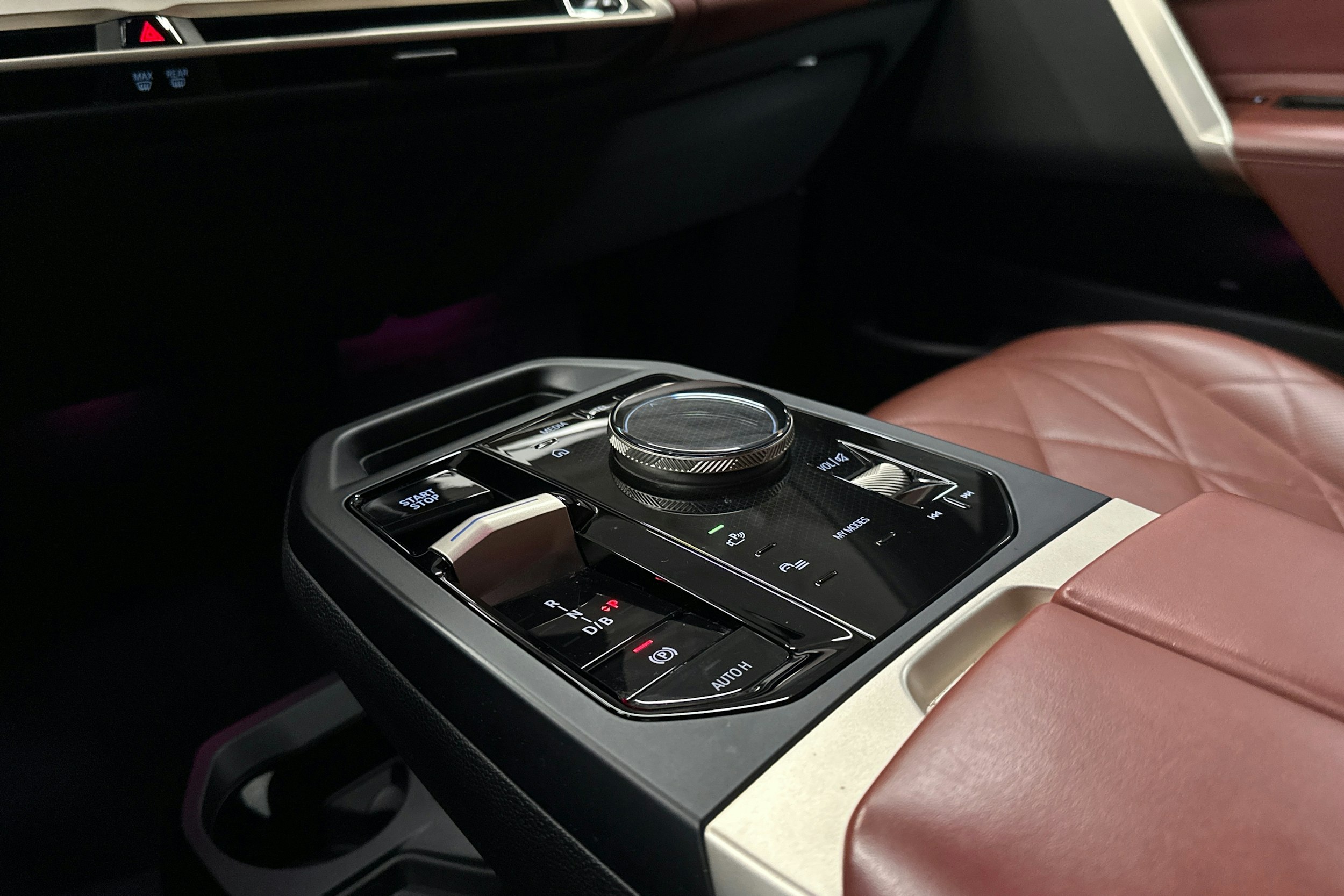 harmaa BMW iX 2021 kuva 28.