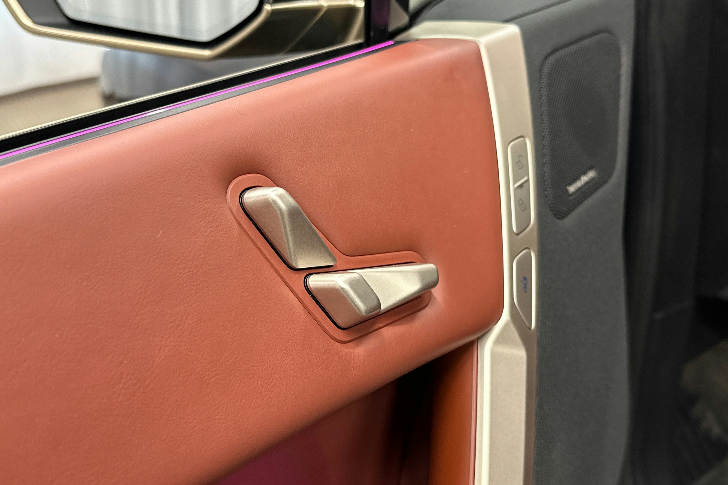 harmaa BMW iX 2021 kuva 32.