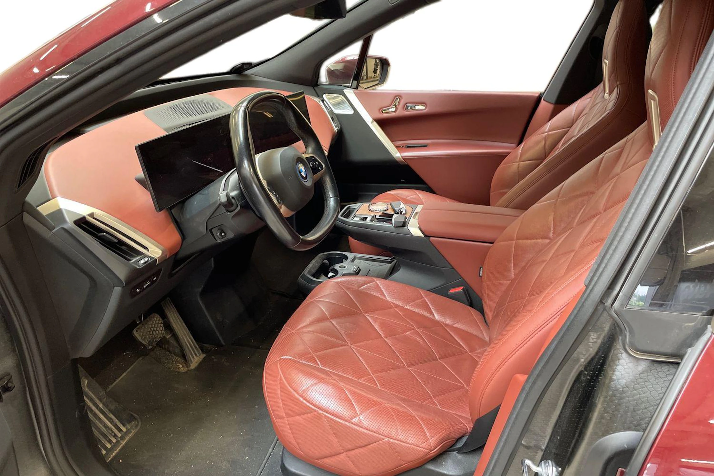 punainen BMW iX 2021 kuva 3.
