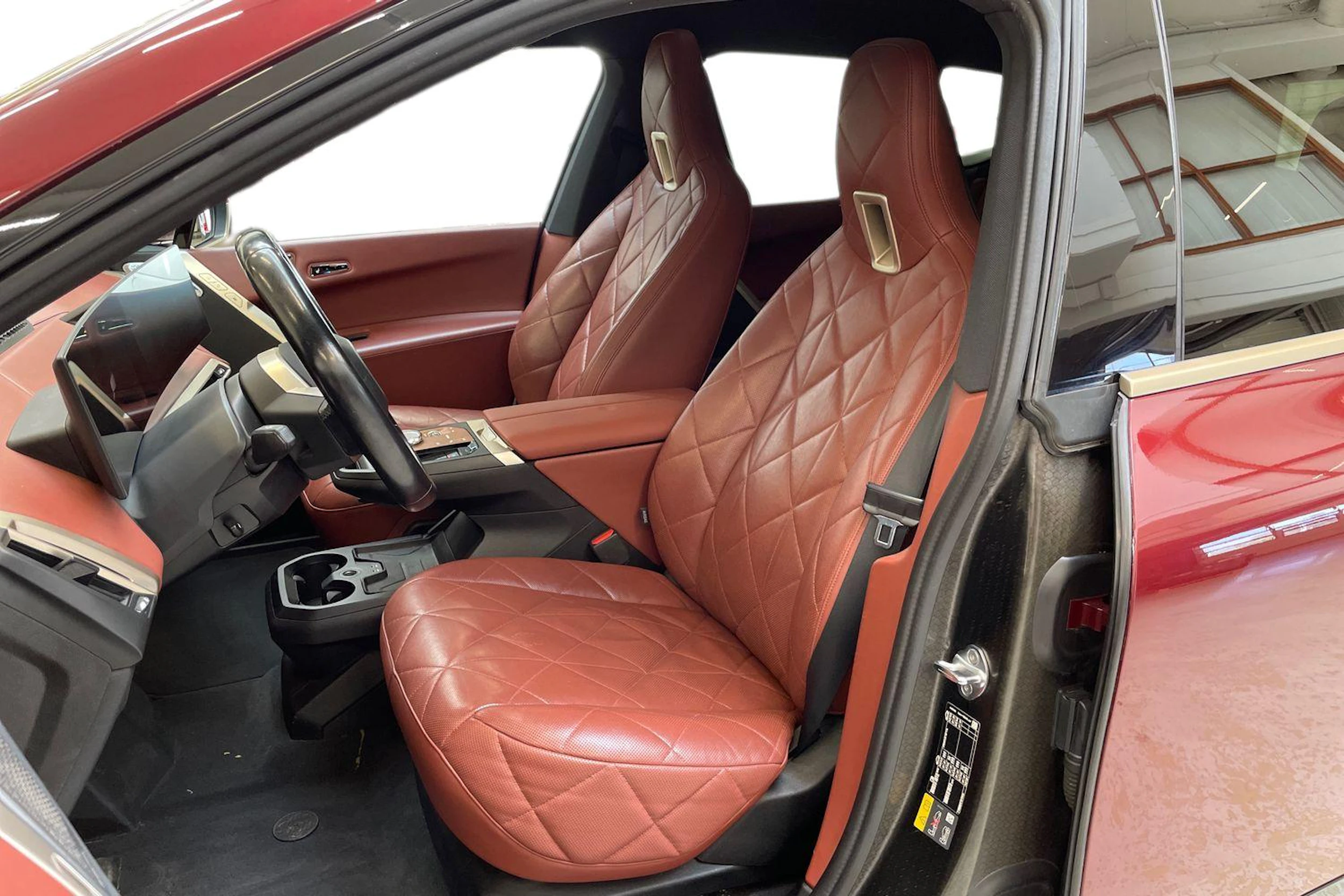 punainen BMW iX 2022 kuva 6.