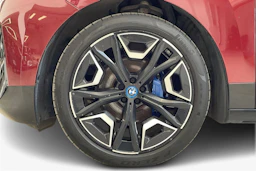 punainen BMW iX 2022 kuva 9.