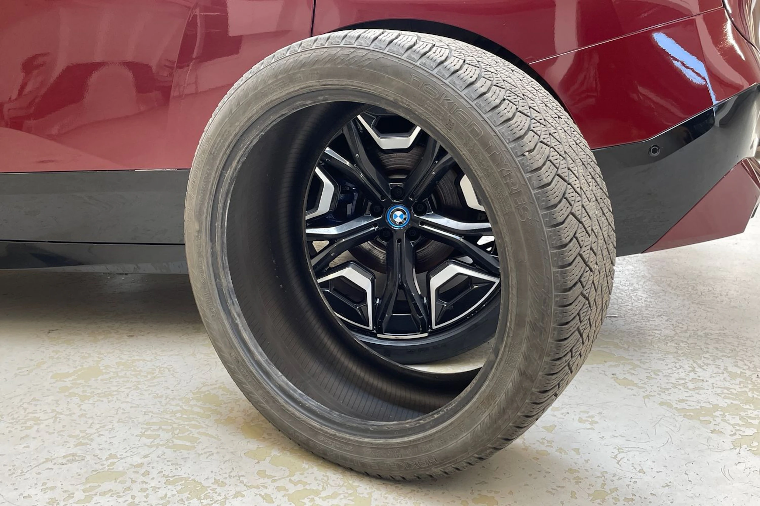 punainen BMW iX 2022 kuva 10.