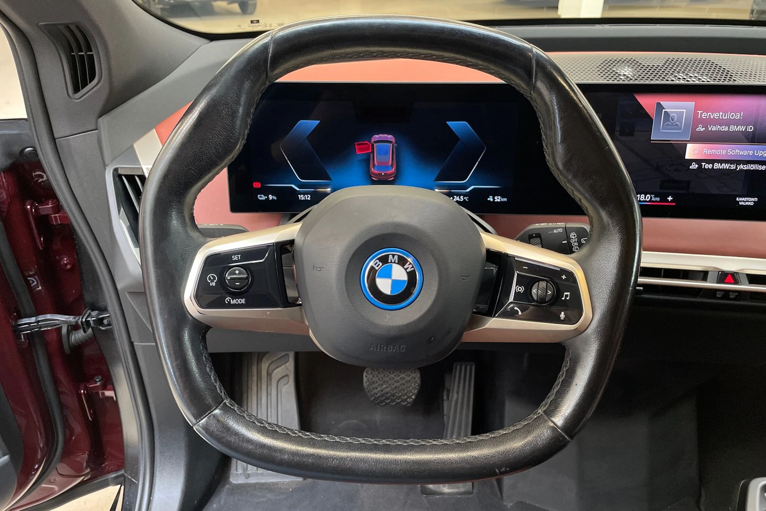 punainen BMW iX 2022 kuva 15.