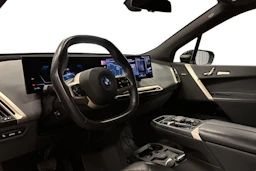 musta BMW iX 2022 kuva 8.