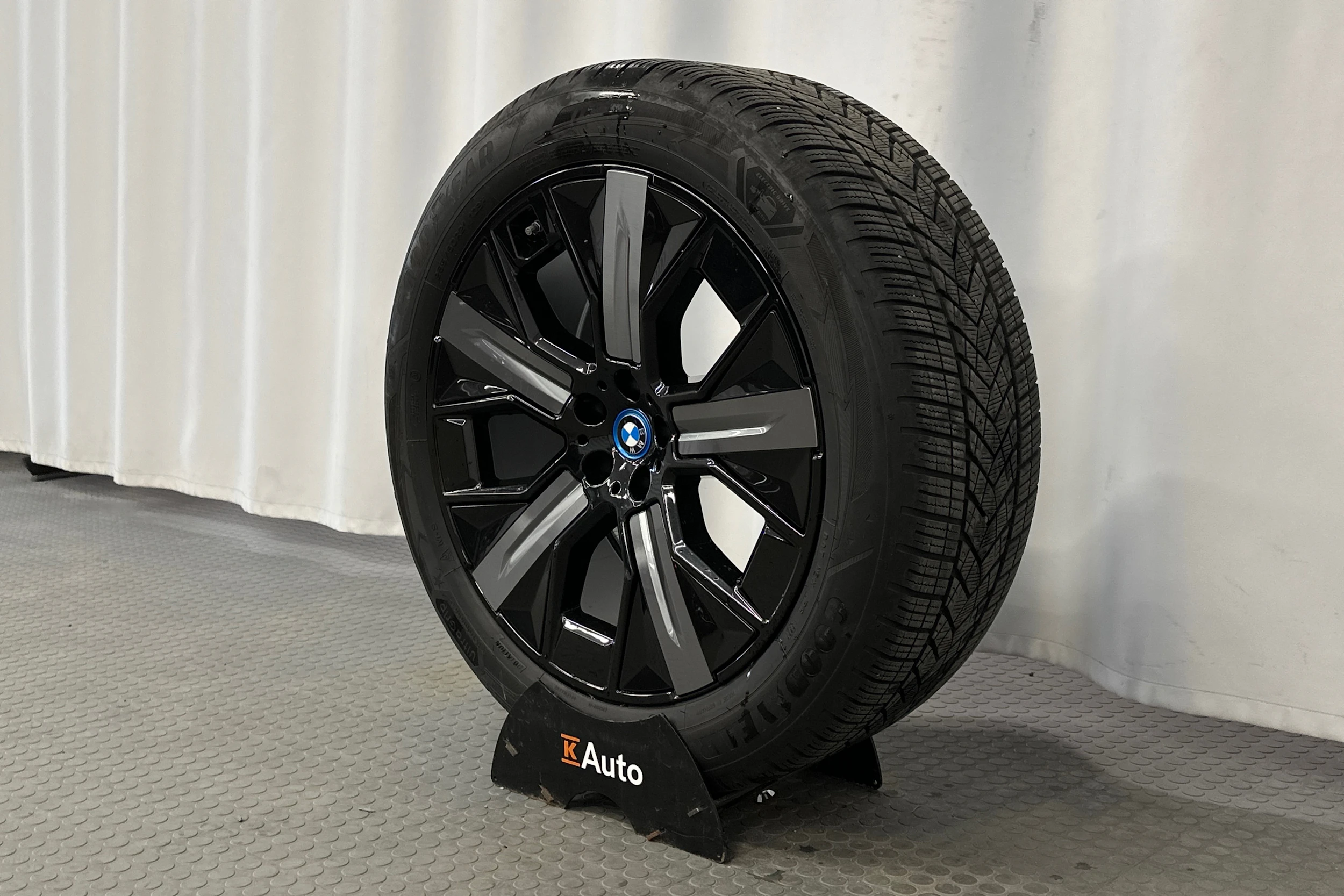 musta BMW iX 2022 kuva 13.