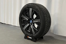 musta BMW iX 2022 kuva 13.