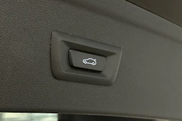 musta BMW iX 2022 kuva 16.