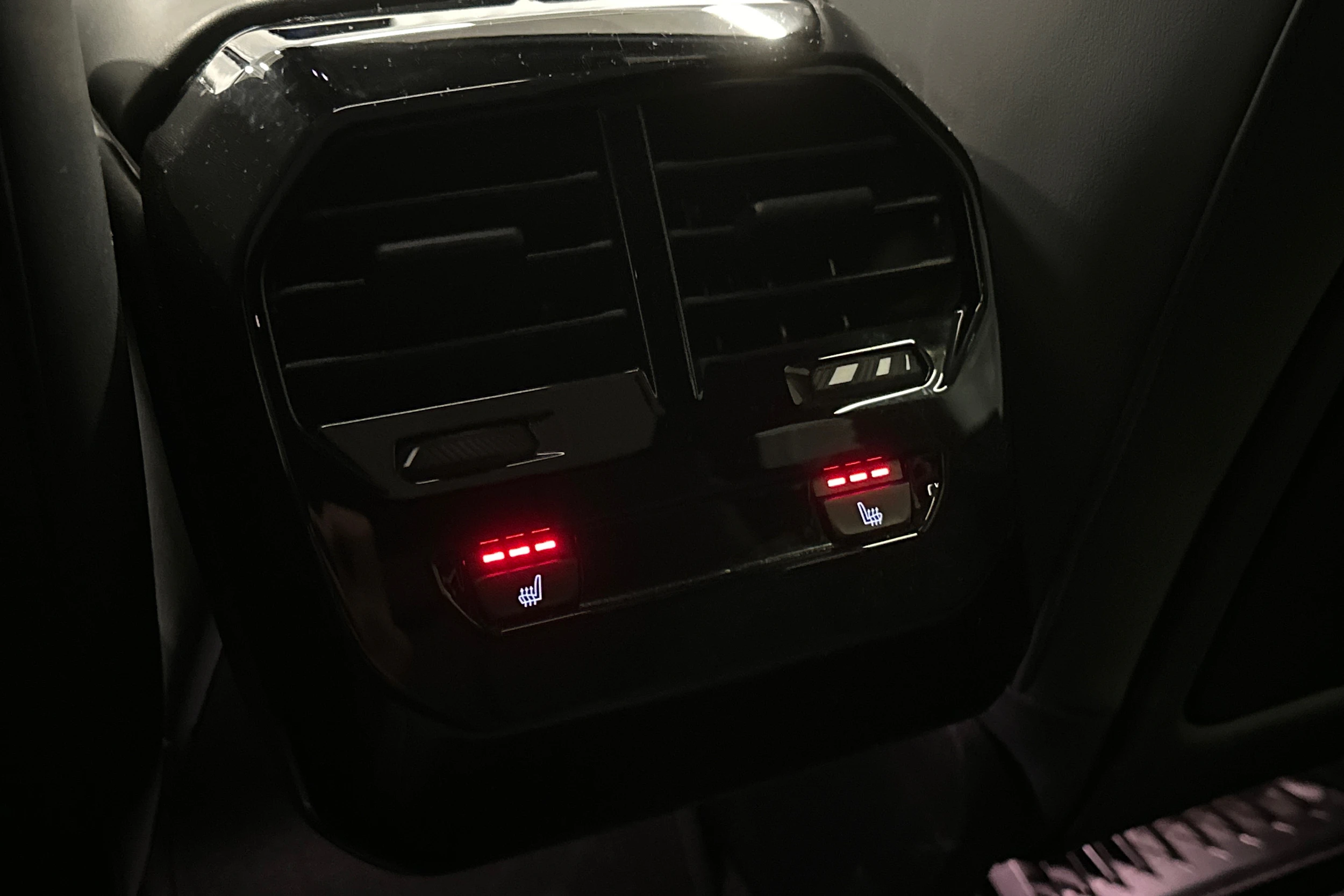 musta BMW iX 2022 kuva 18.