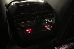 musta BMW iX 2022 kuva 18.