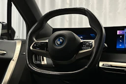 musta BMW iX 2022 kuva 22.