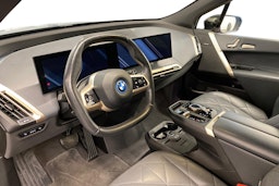 musta BMW iX 2022 kuva 7.