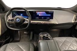 musta BMW iX 2022 kuva 9.