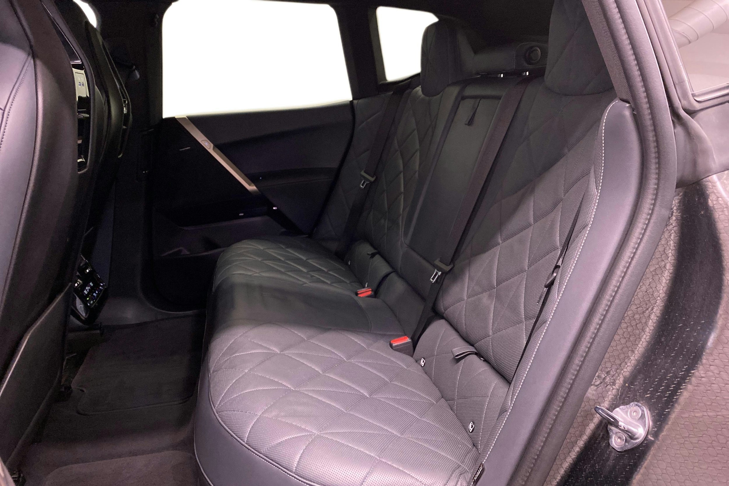 musta BMW iX 2022 kuva 10.