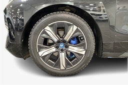 musta BMW iX 2022 kuva 11.