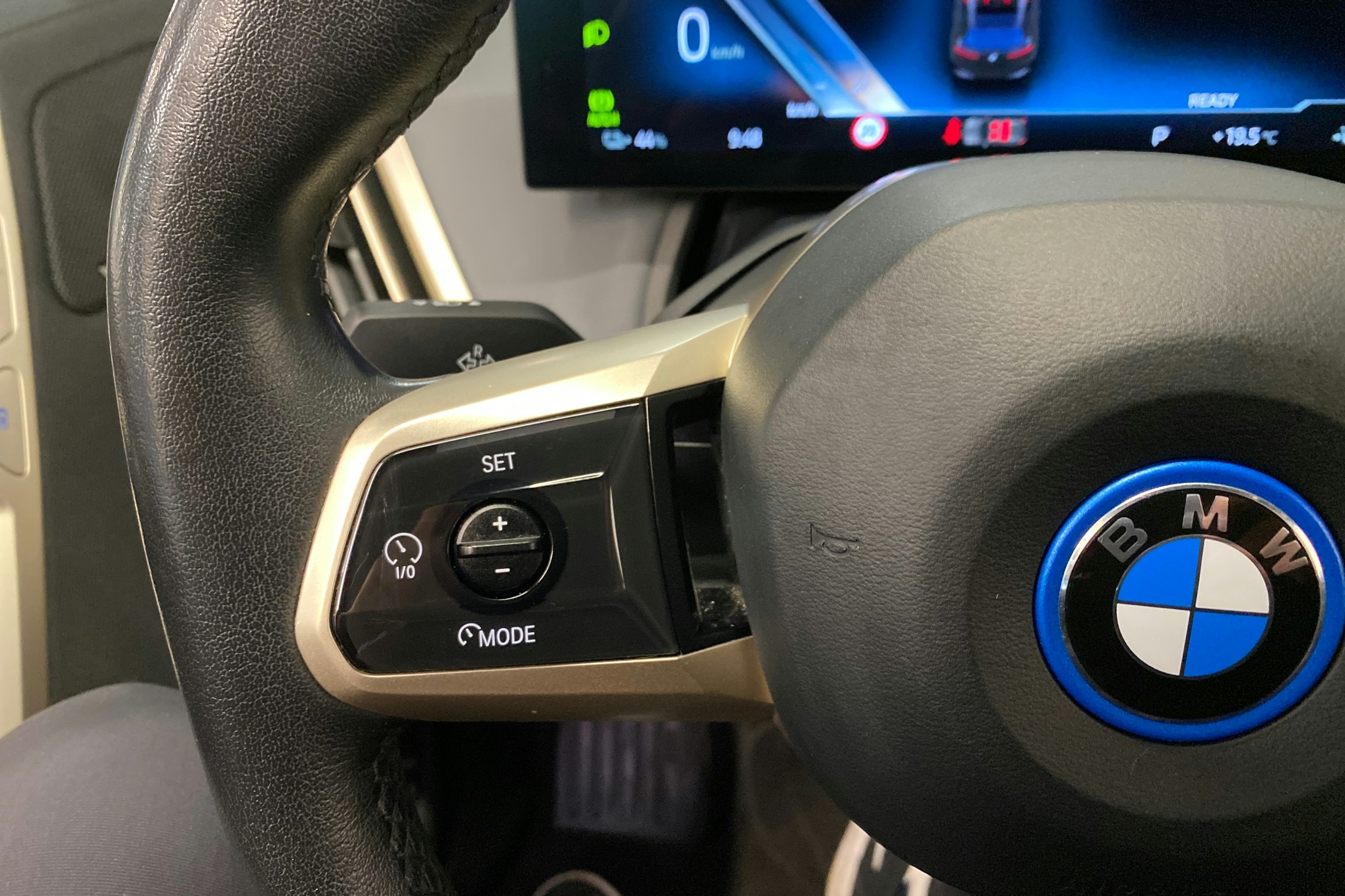 musta BMW iX 2022 kuva 15.