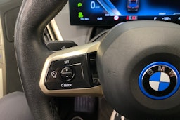 musta BMW iX 2022 kuva 15.