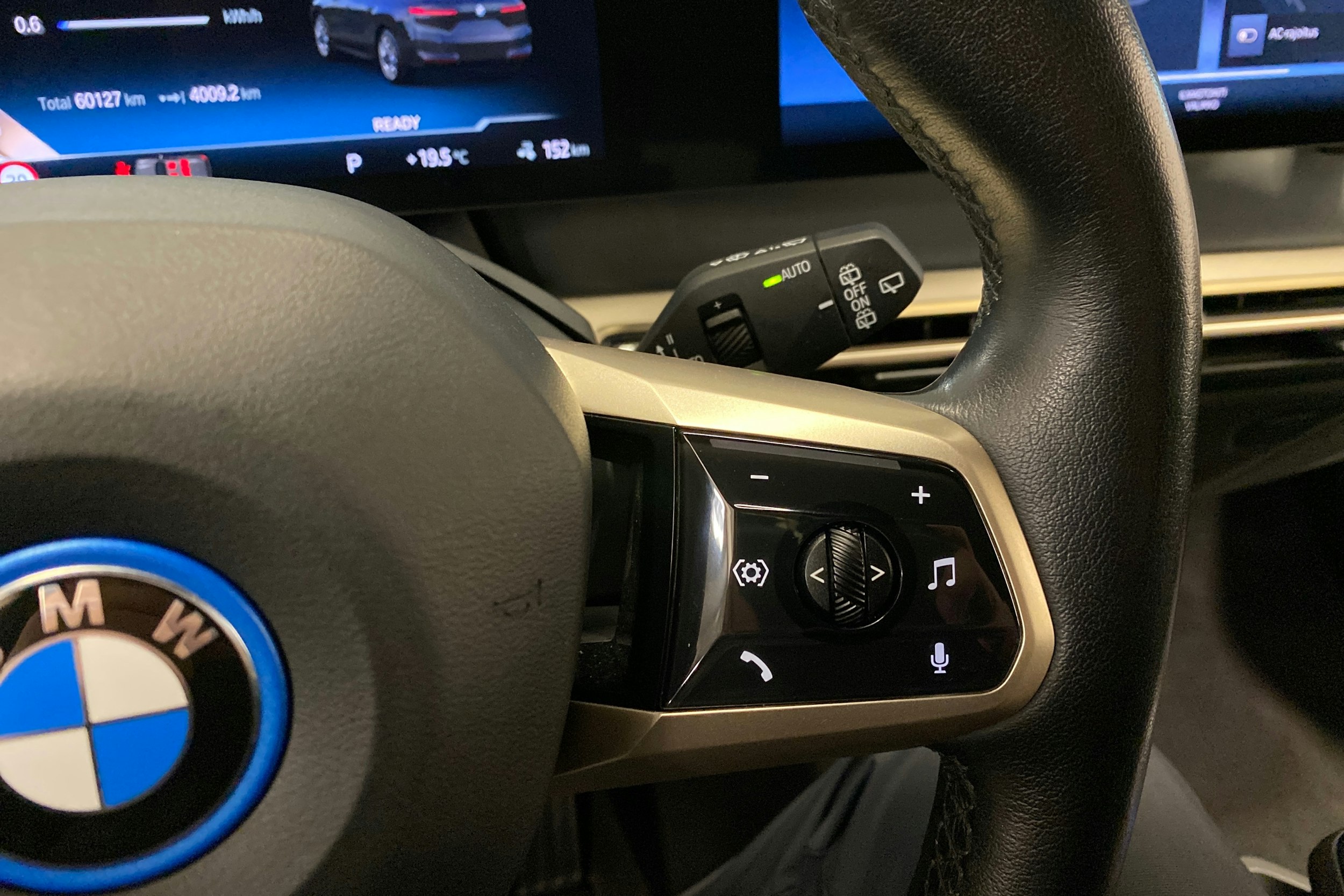 musta BMW iX 2022 kuva 16.