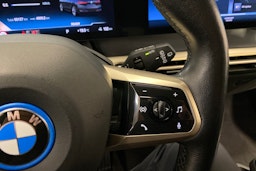 musta BMW iX 2022 kuva 16.