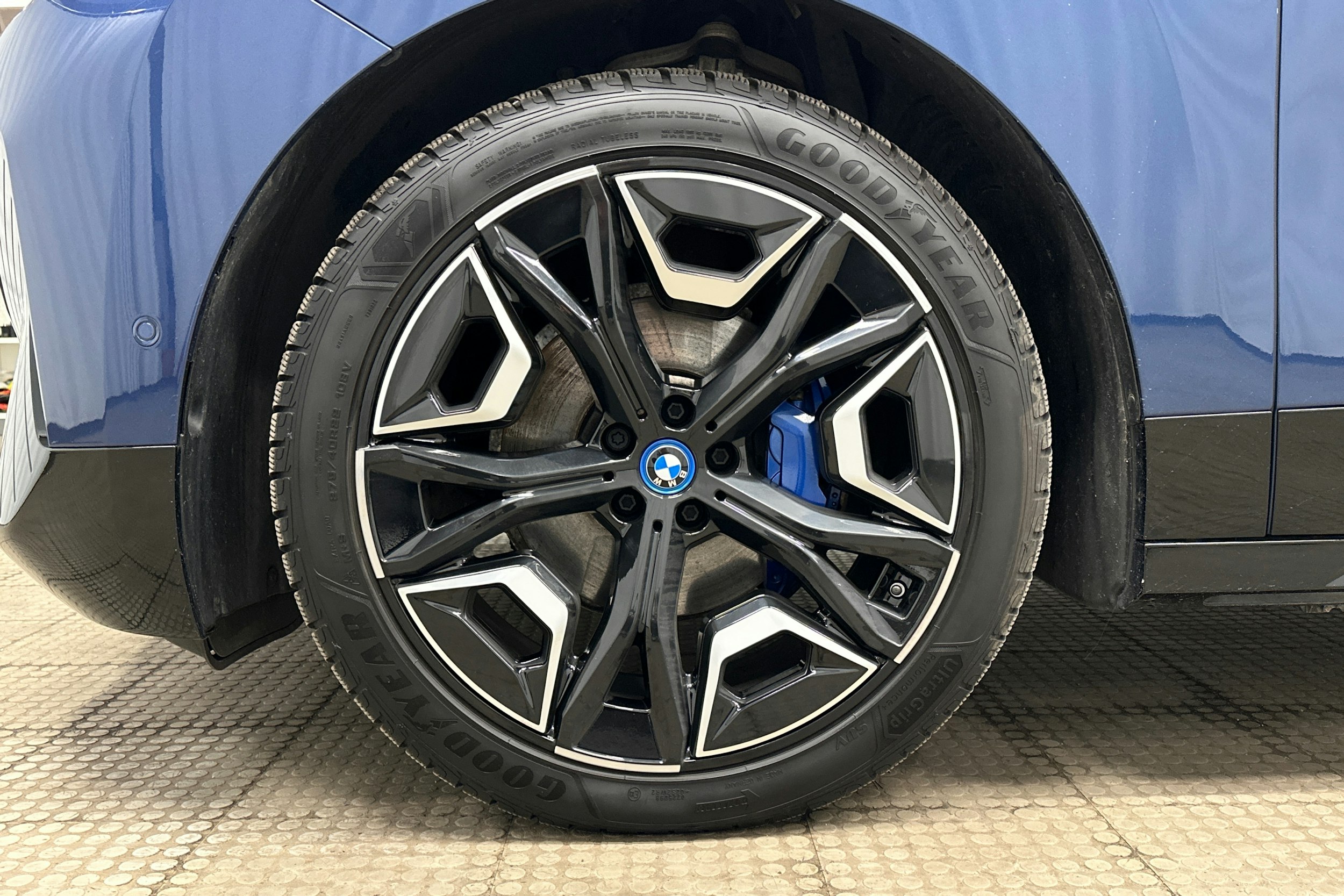 sininen BMW iX 2022 kuva 11.