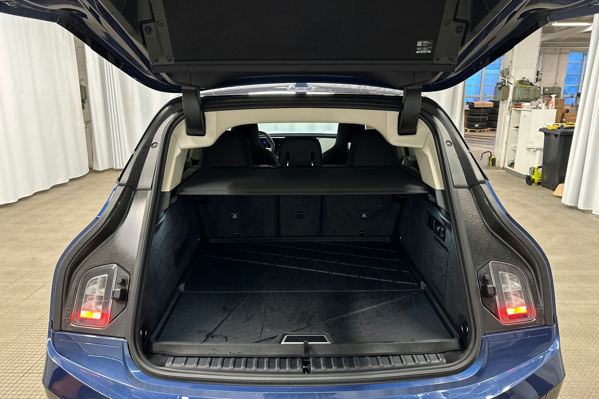 sininen BMW iX 2022 kuva 30.
