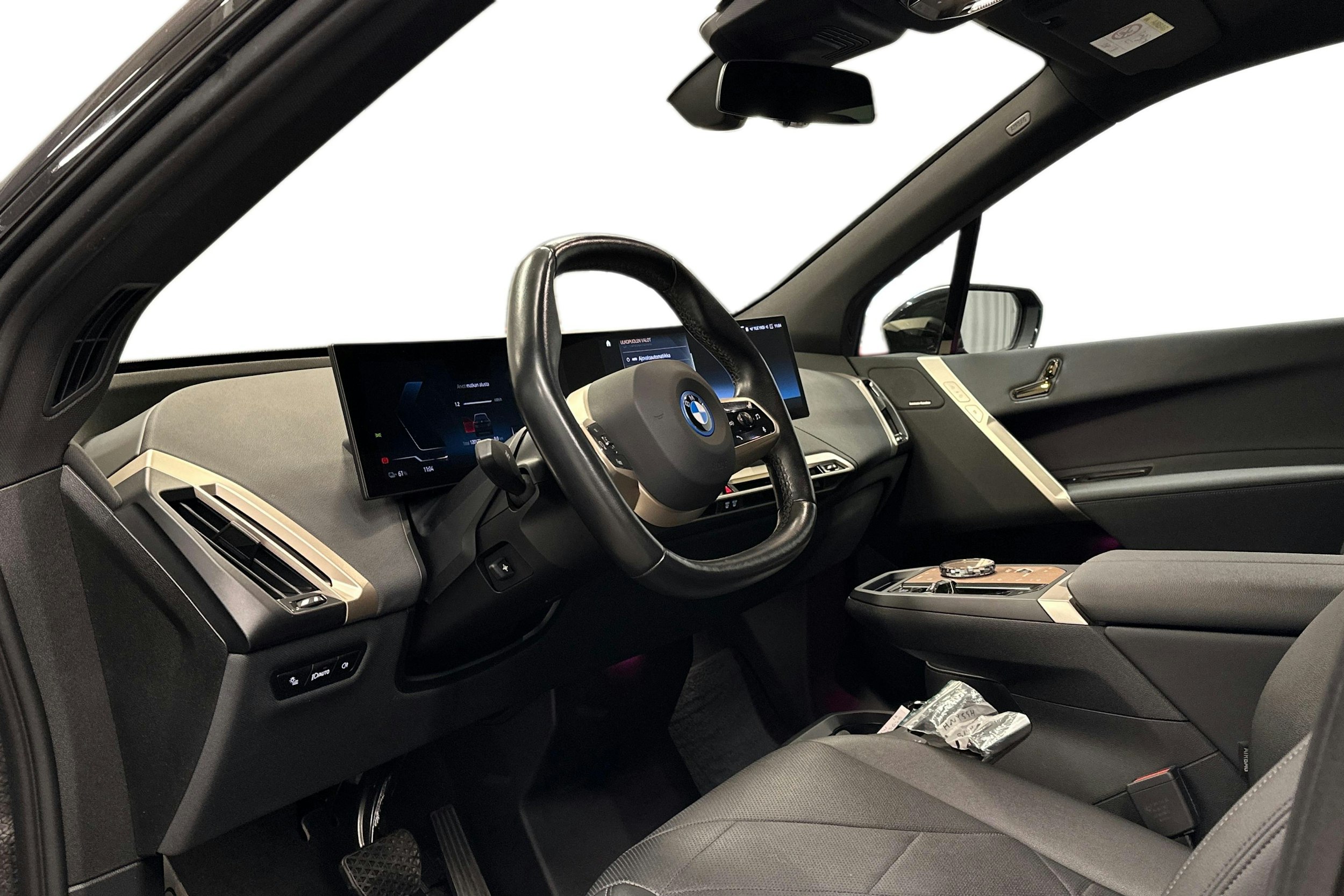 musta BMW iX 2022 kuva 7.