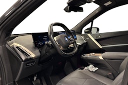 musta BMW iX 2022 kuva 7.