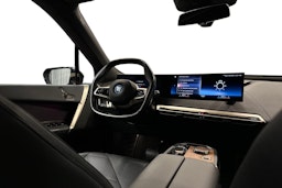 musta BMW iX 2022 kuva 9.