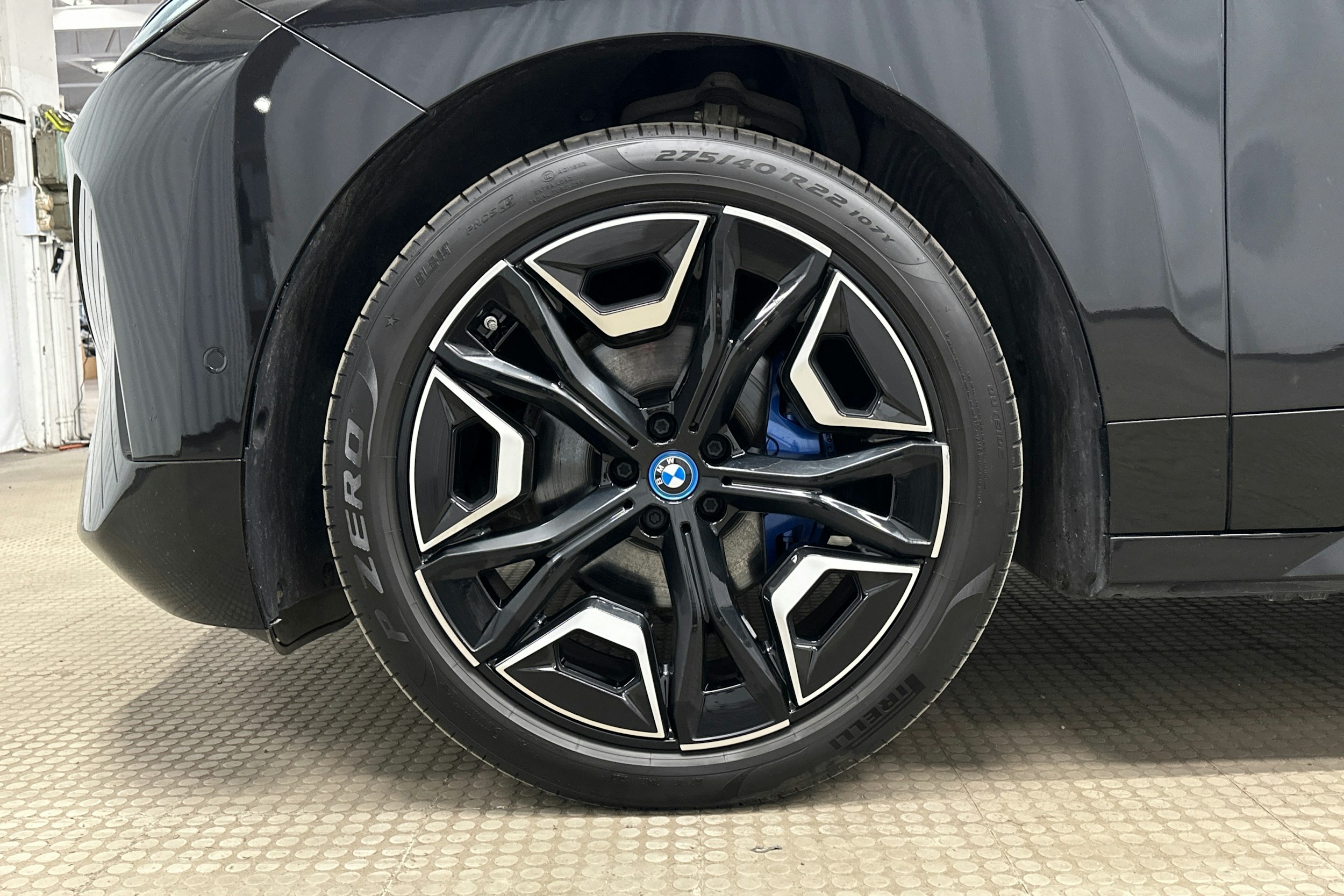 musta BMW iX 2022 kuva 11.