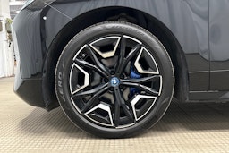 musta BMW iX 2022 kuva 11.