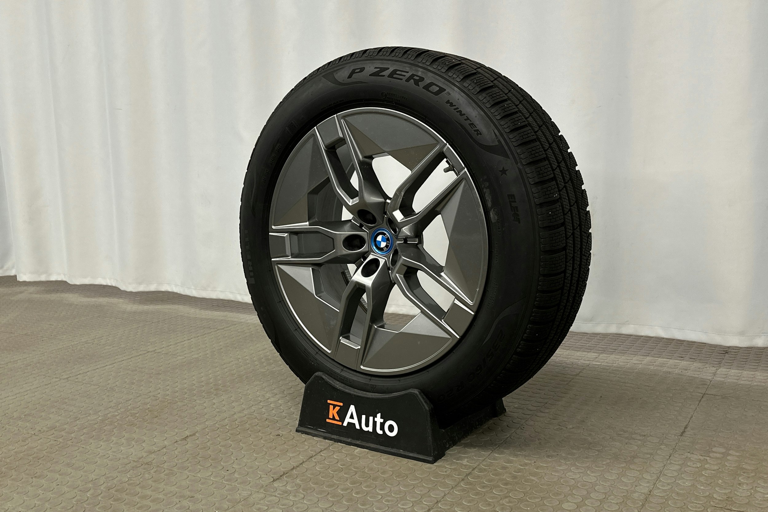 musta BMW iX 2022 kuva 13.