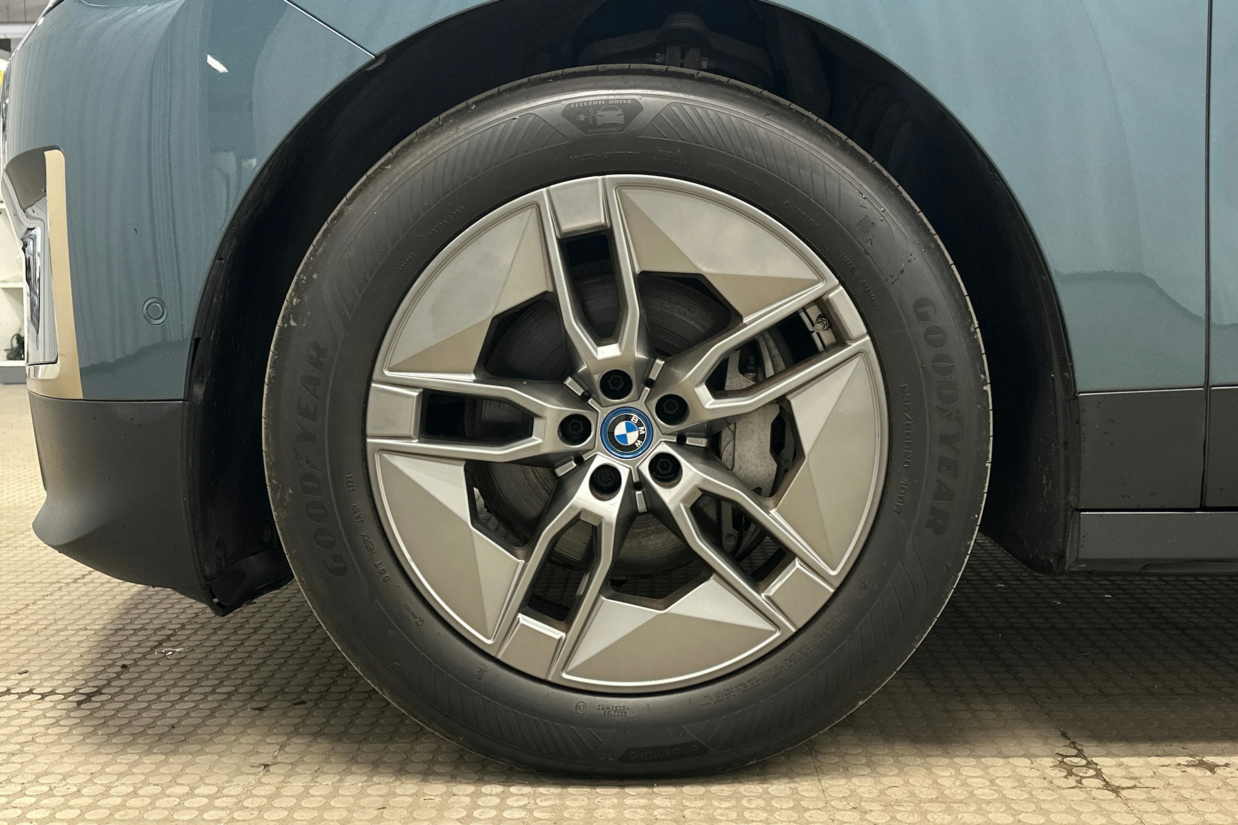 sininen BMW iX 2022 kuva 9.