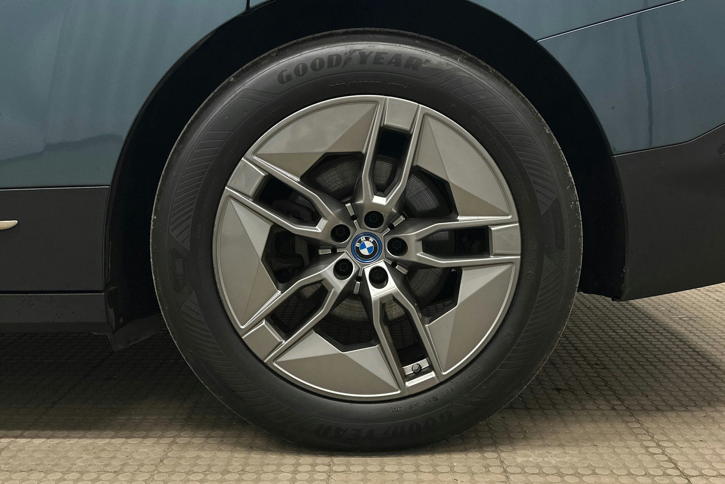 sininen BMW iX 2022 kuva 10.
