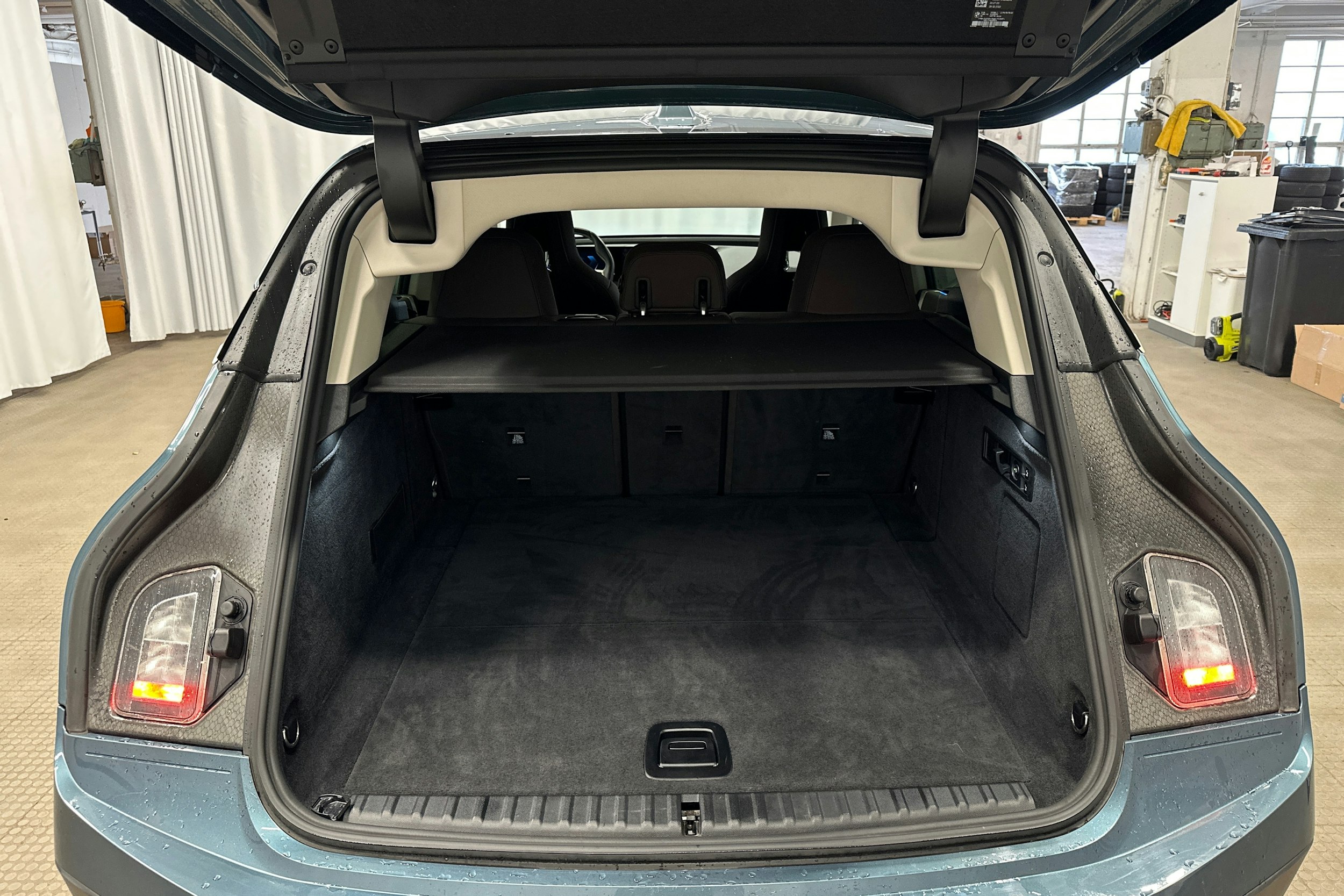 sininen BMW iX 2022 kuva 29.