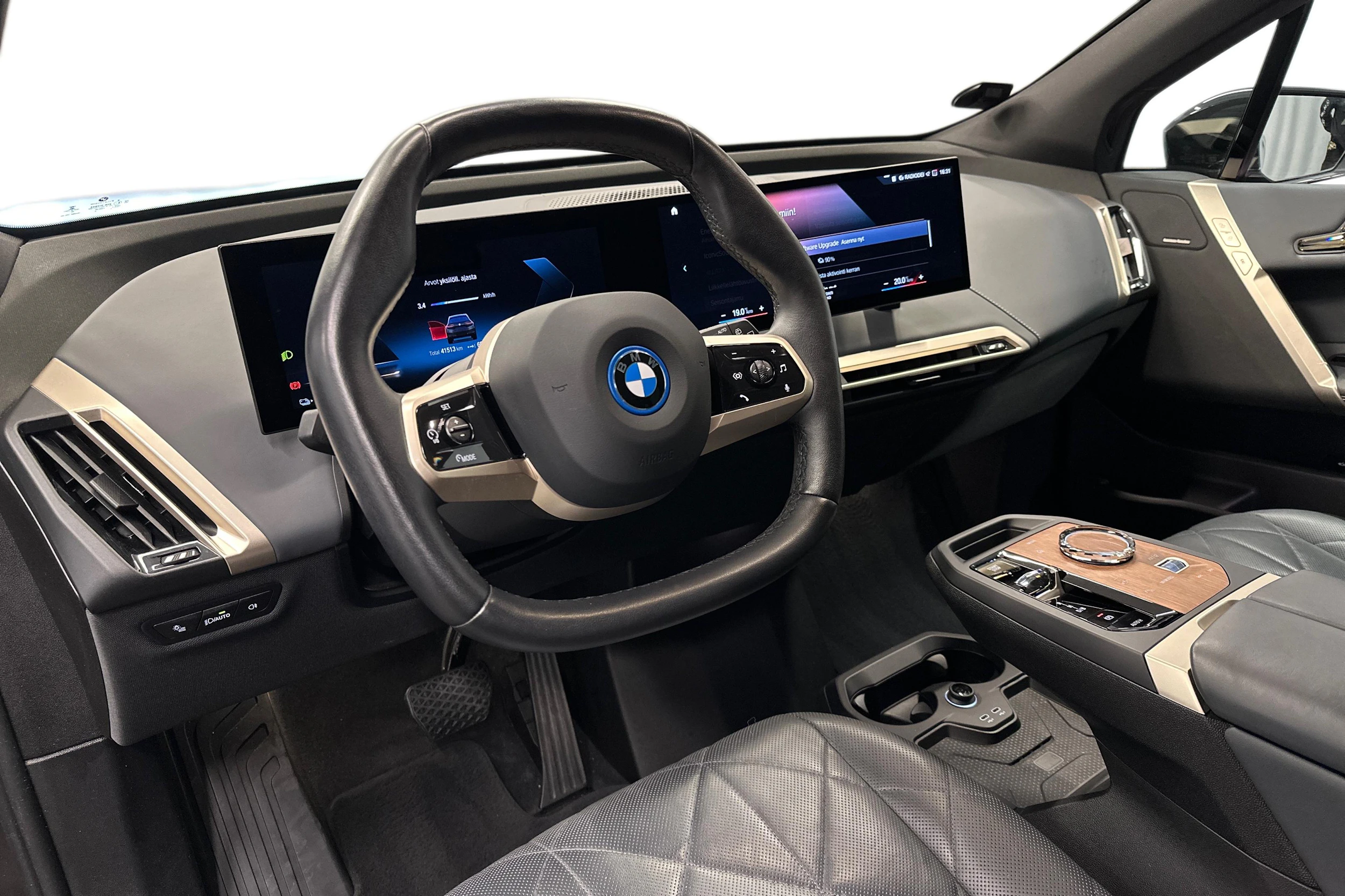 musta BMW iX 2022 kuva 6.