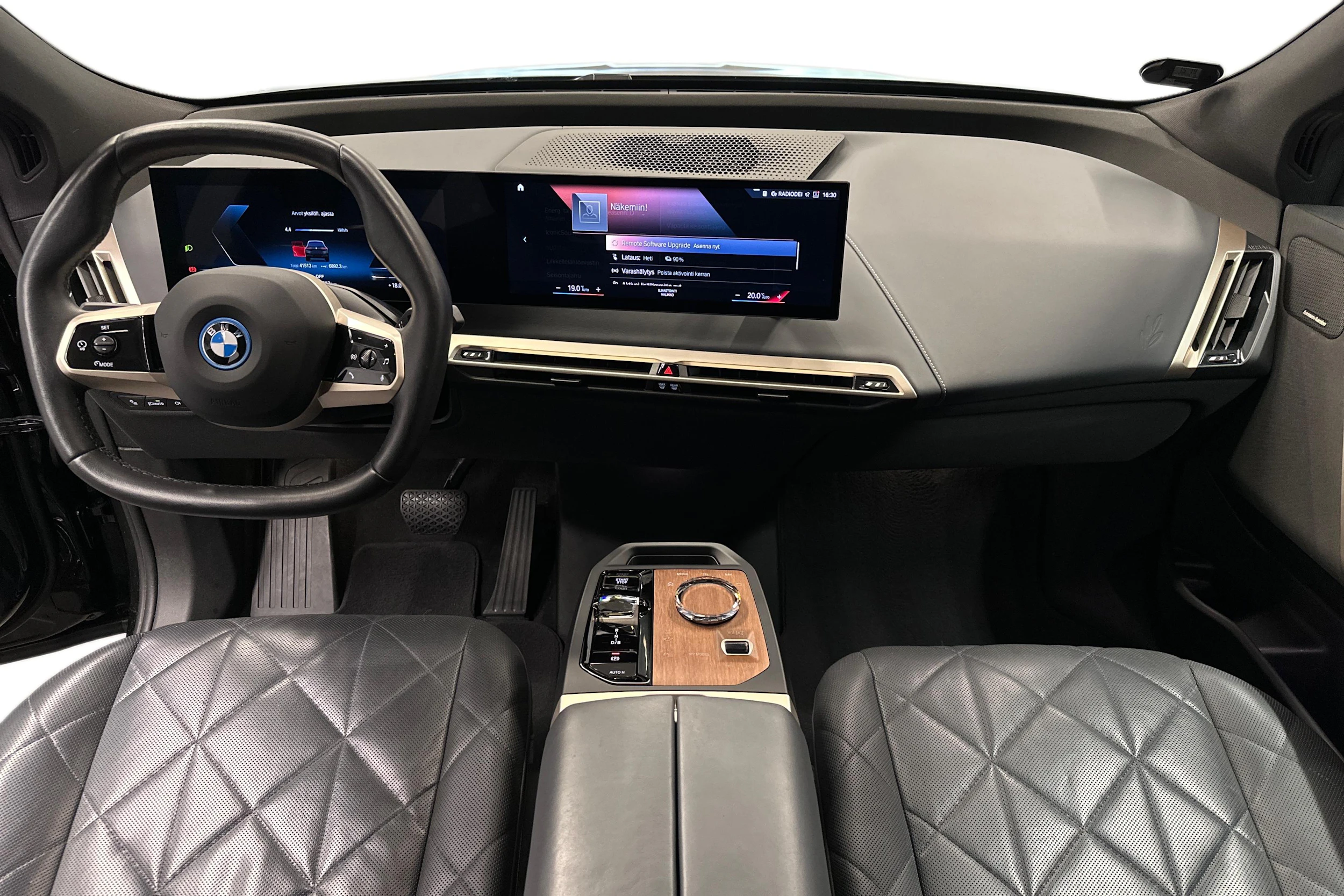 musta BMW iX 2022 kuva 7.