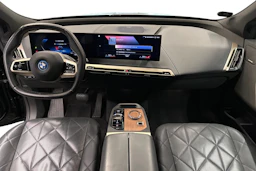 musta BMW iX 2022 kuva 7.