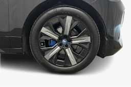musta BMW iX 2022 kuva 9.
