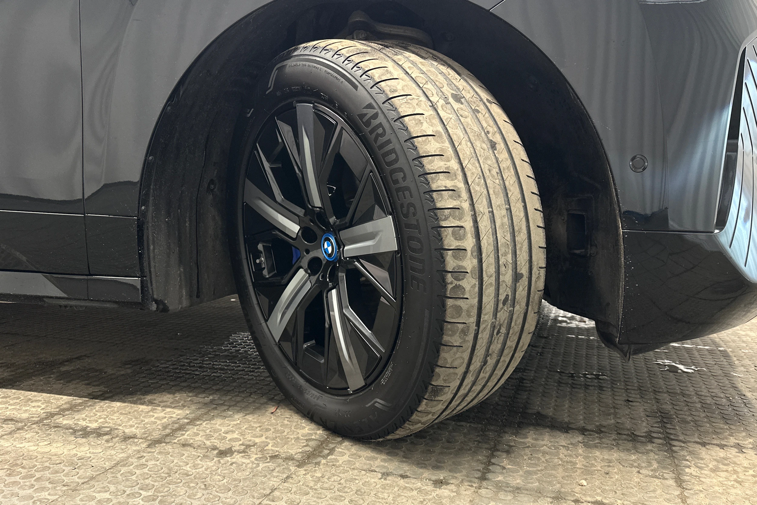 musta BMW iX 2022 kuva 10.