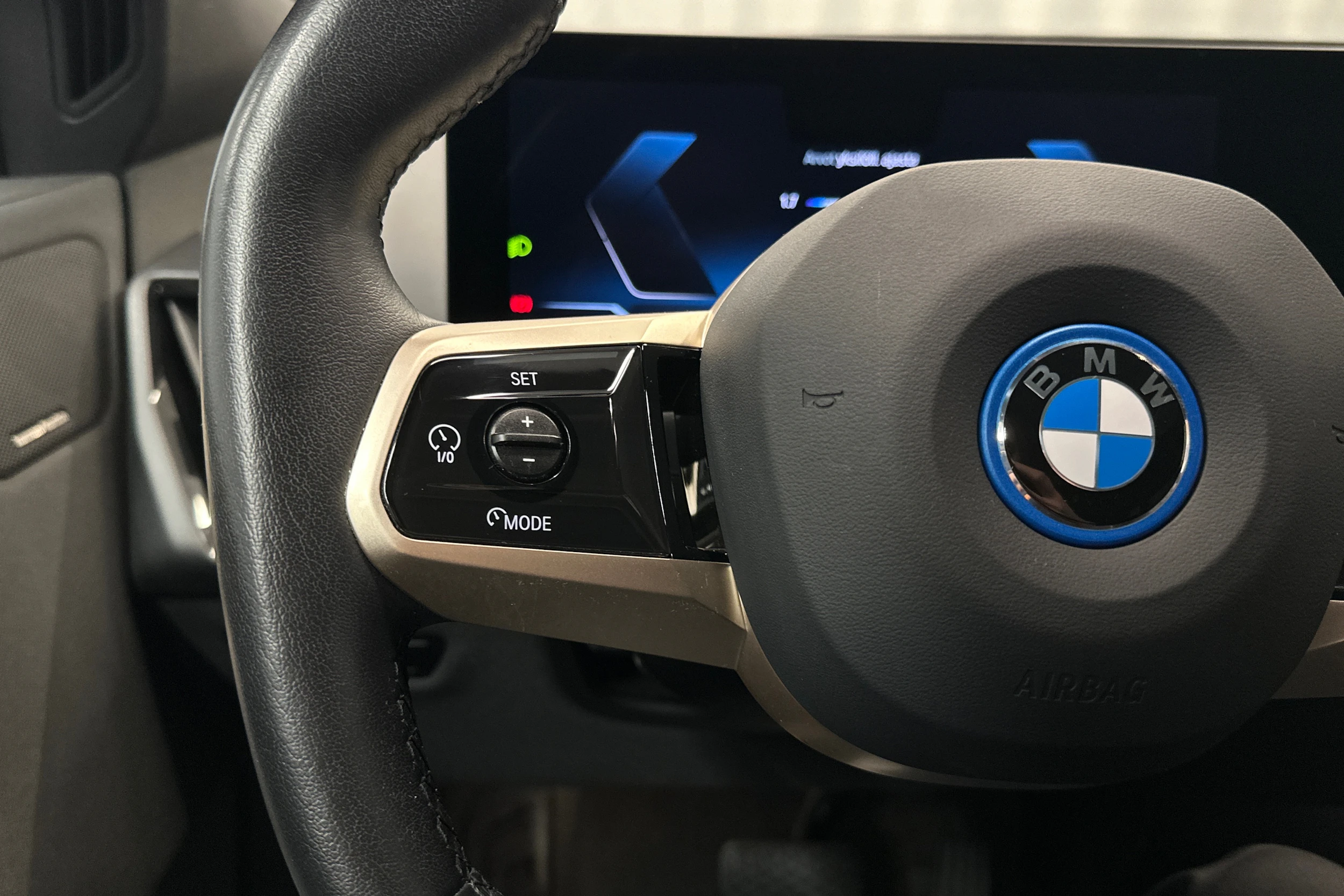 musta BMW iX 2022 kuva 11.