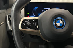 musta BMW iX 2022 kuva 11.